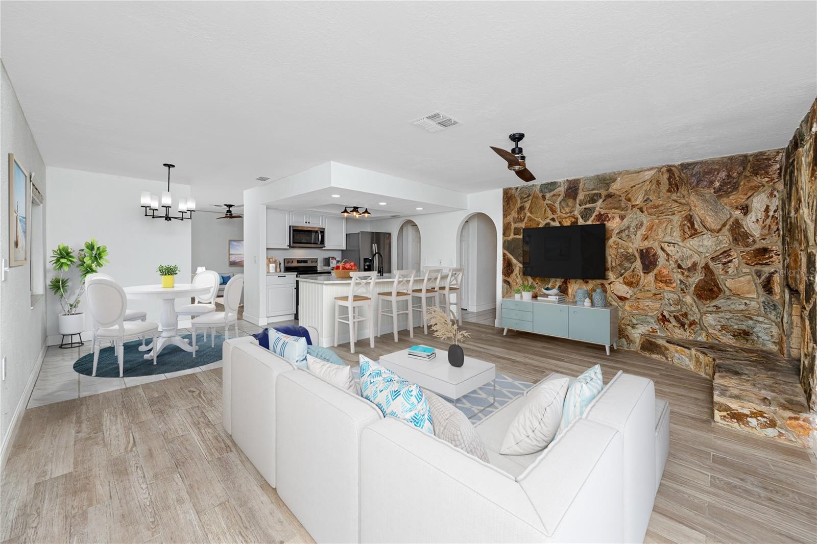 Listing photo id 11 for 9817 San Sierra Way