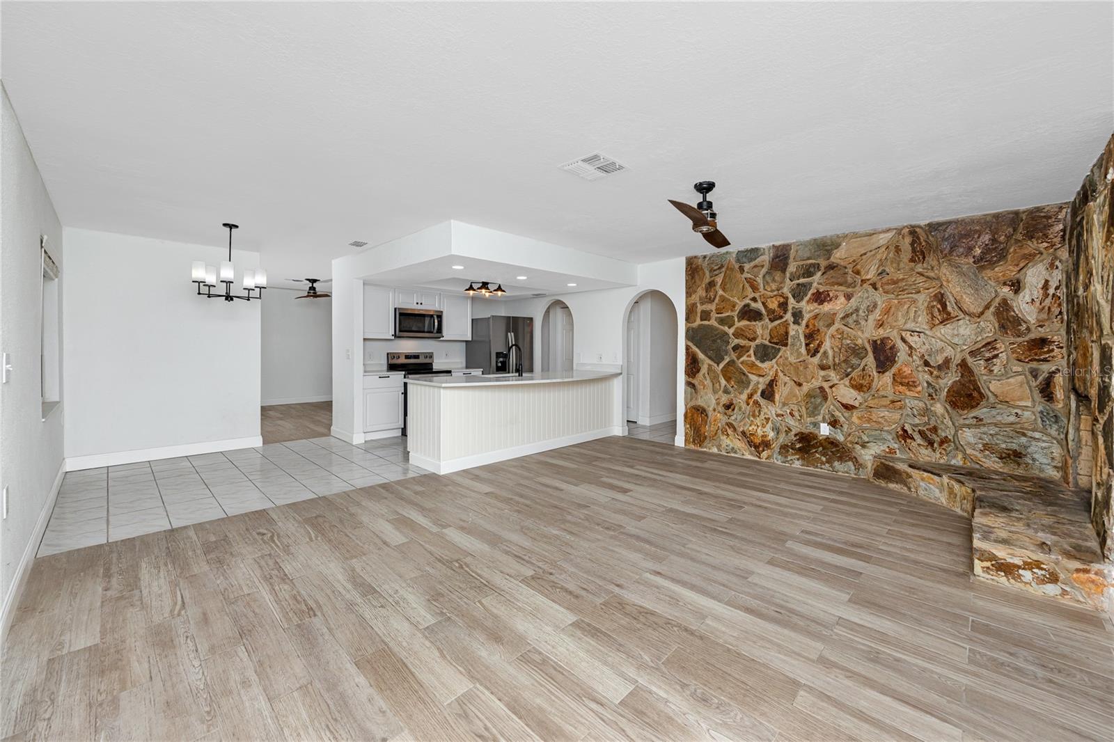 Listing photo id 12 for 9817 San Sierra Way