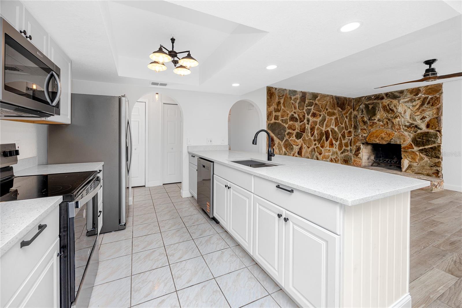 Listing photo id 14 for 9817 San Sierra Way