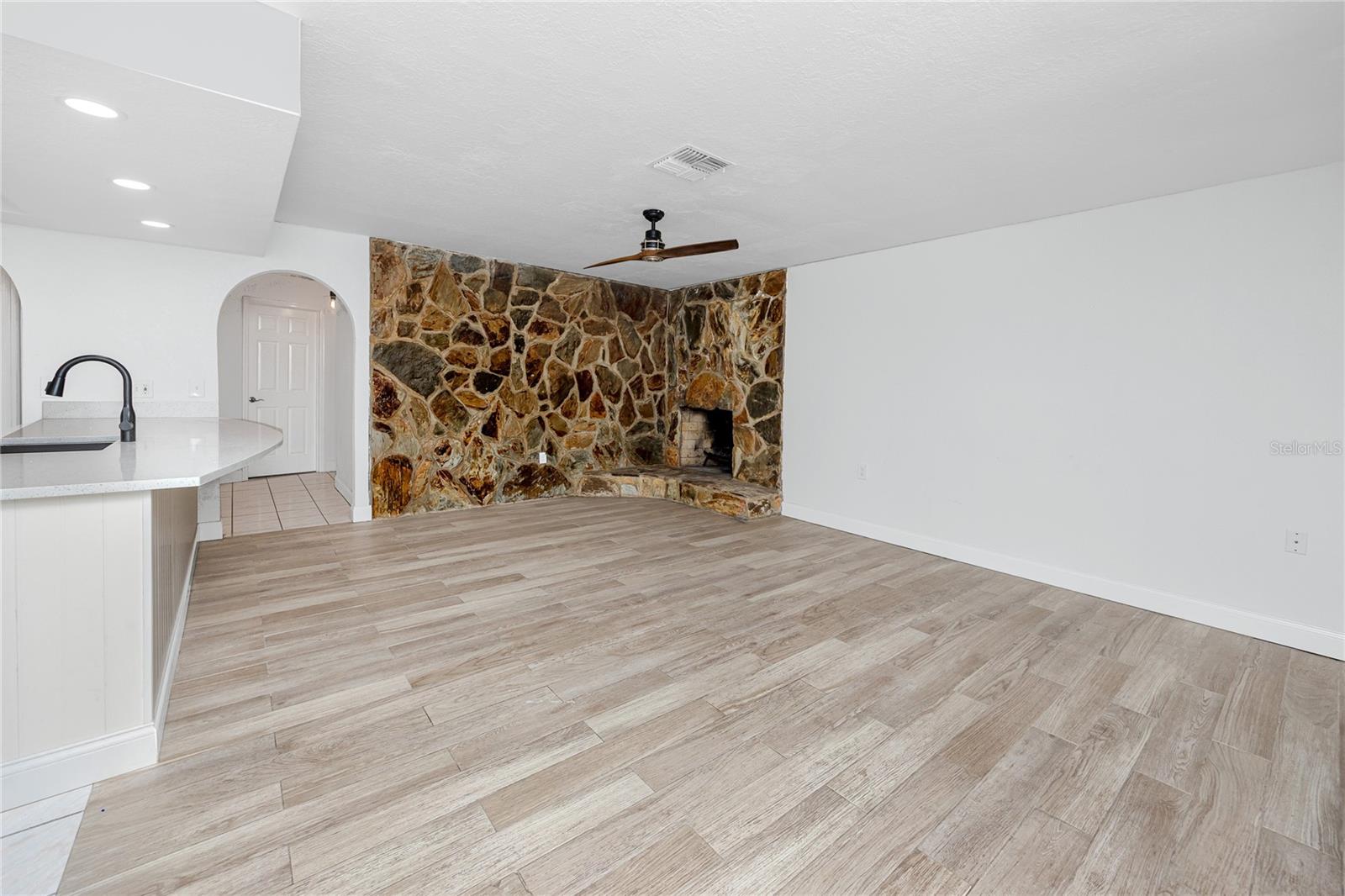 Listing photo id 18 for 9817 San Sierra Way