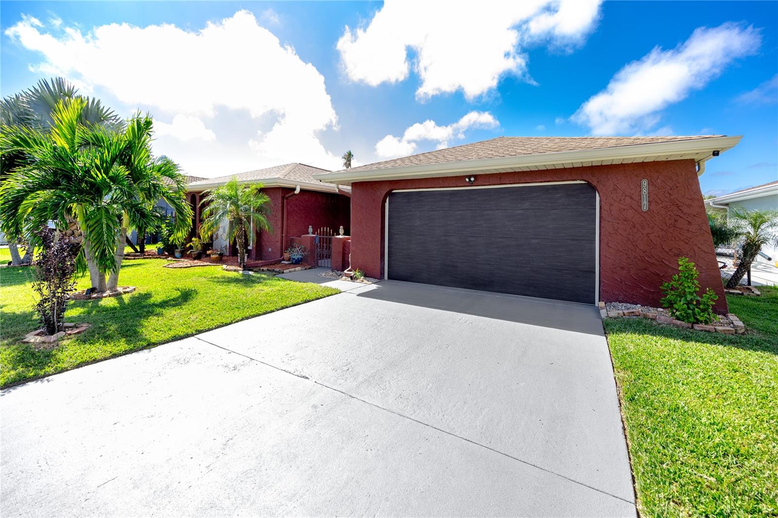 Listing photo id 1 for 9817 San Sierra Way