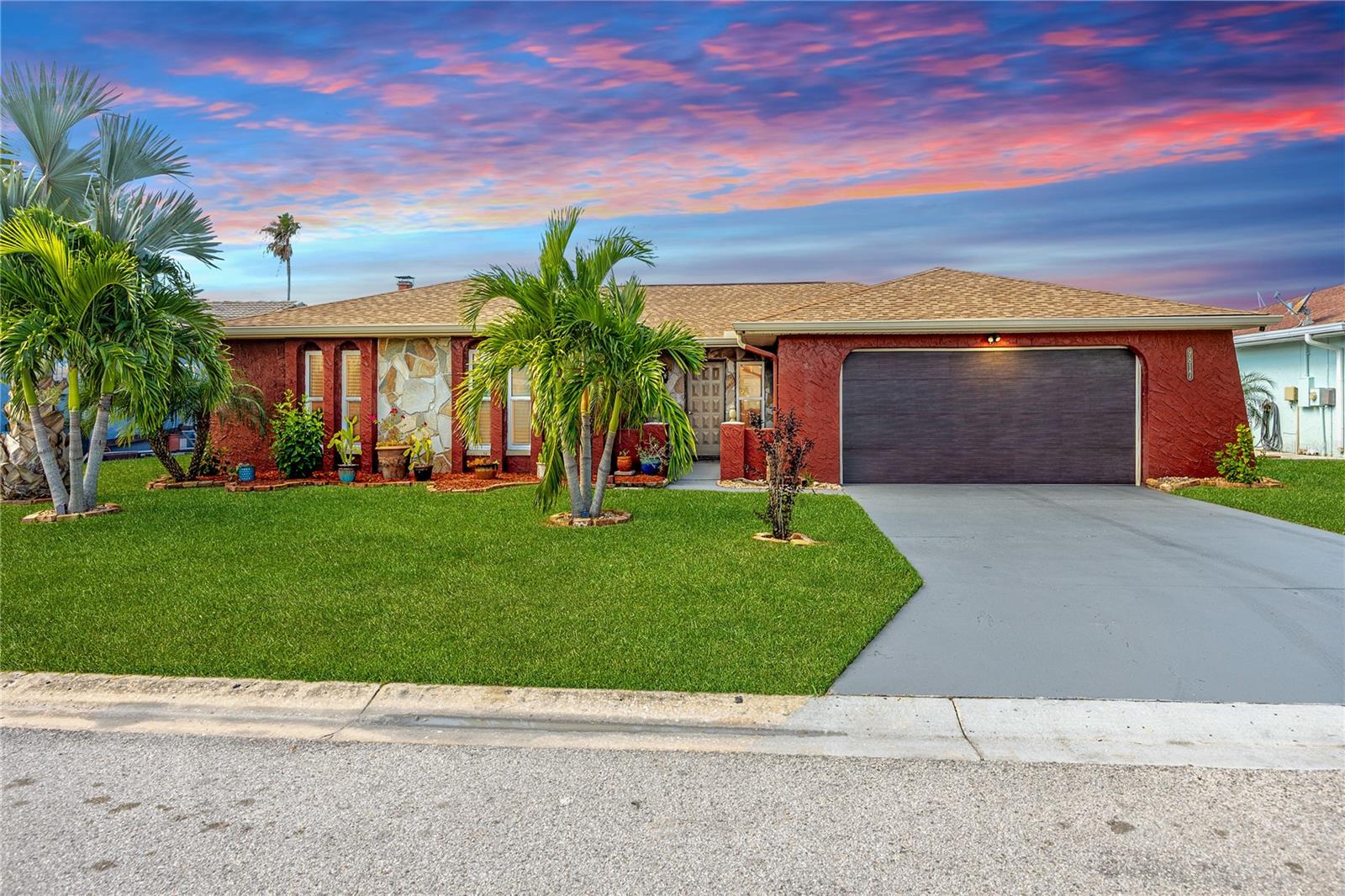 Listing photo id 2 for 9817 San Sierra Way