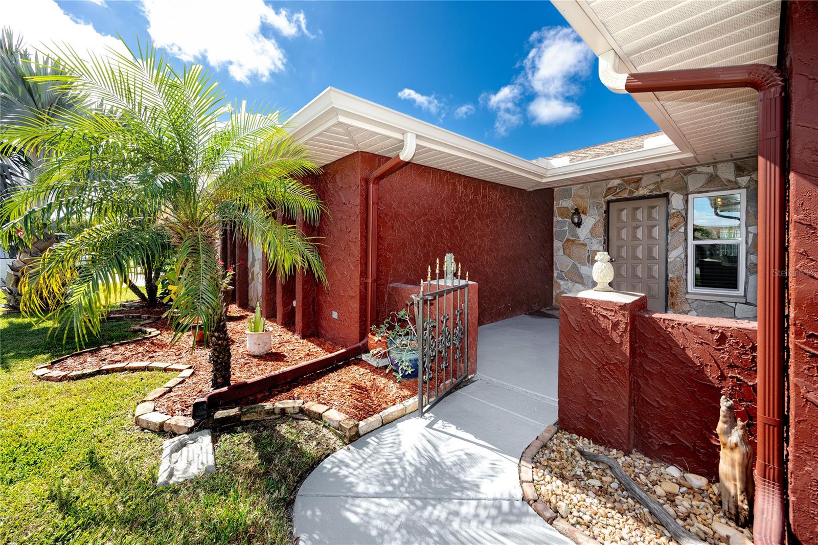 Listing photo id 3 for 9817 San Sierra Way