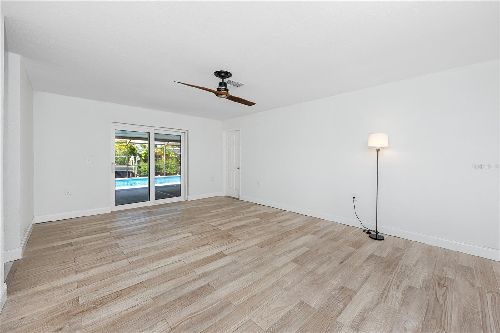 Listing photo id 7 for 9817 San Sierra Way