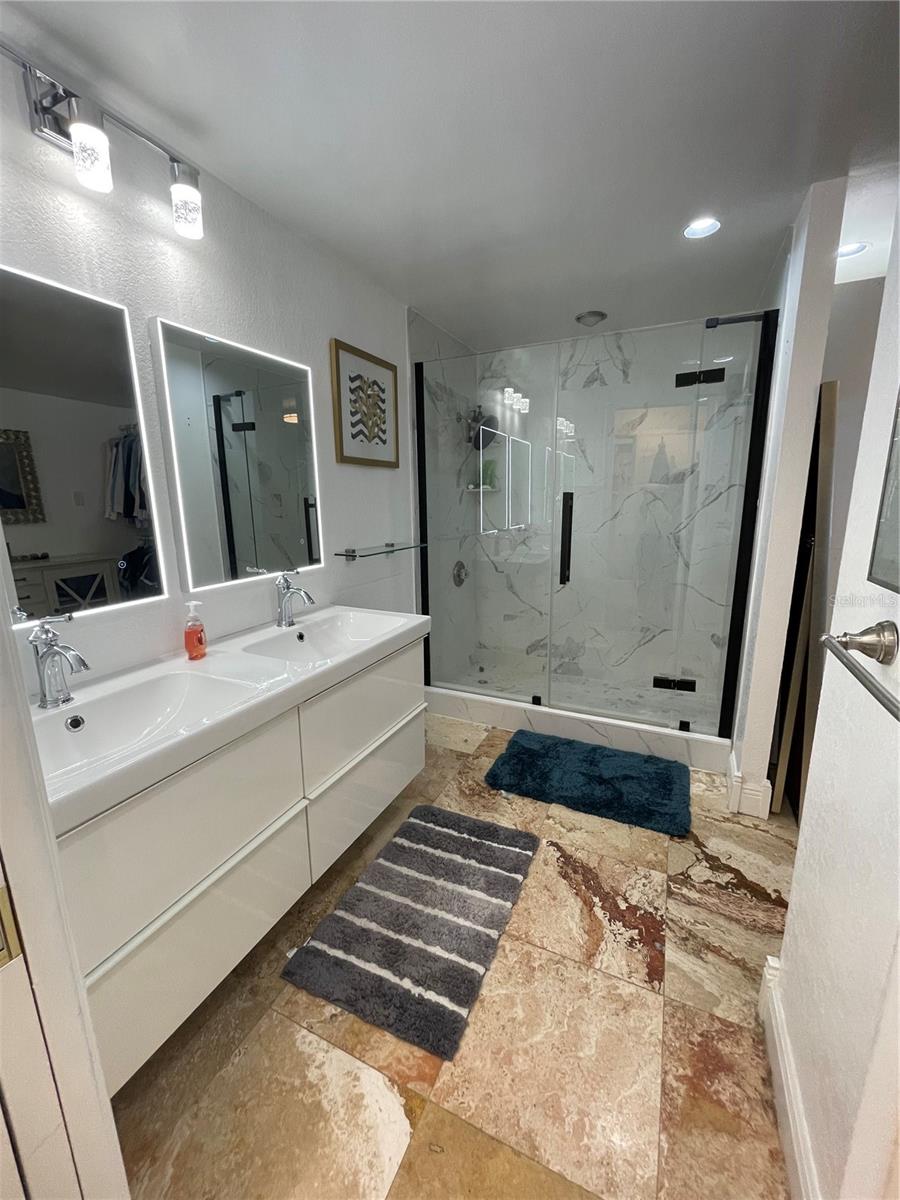 Image 10 of 58 For 1 Beach Drive Se 1508