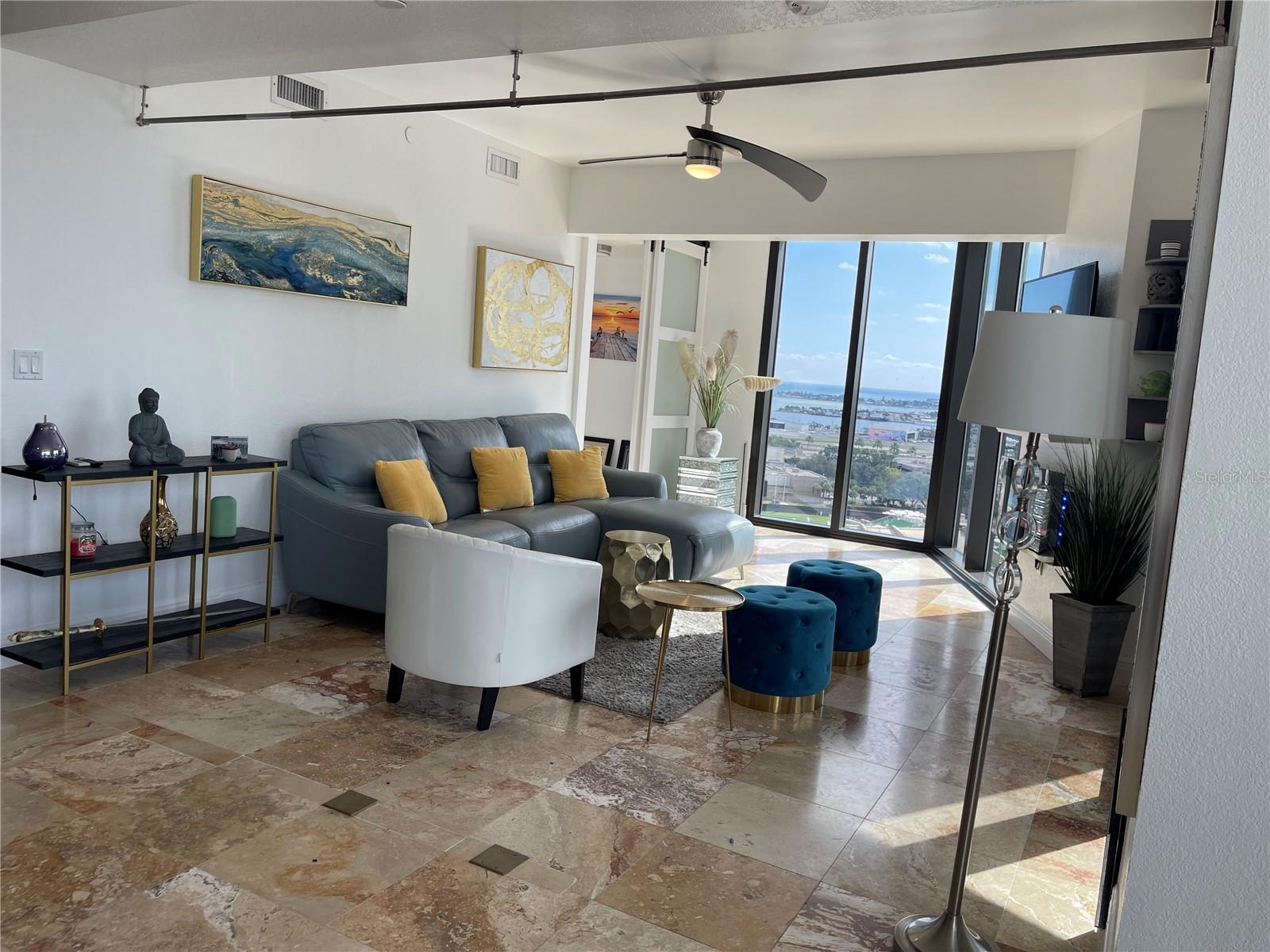 Image 15 of 58 For 1 Beach Drive Se 1508