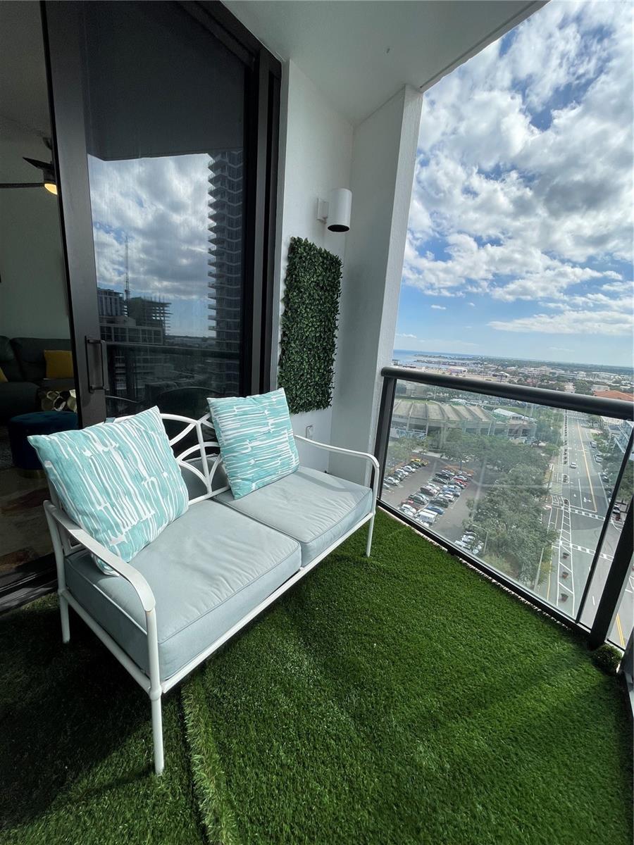 Image 16 of 58 For 1 Beach Drive Se 1508