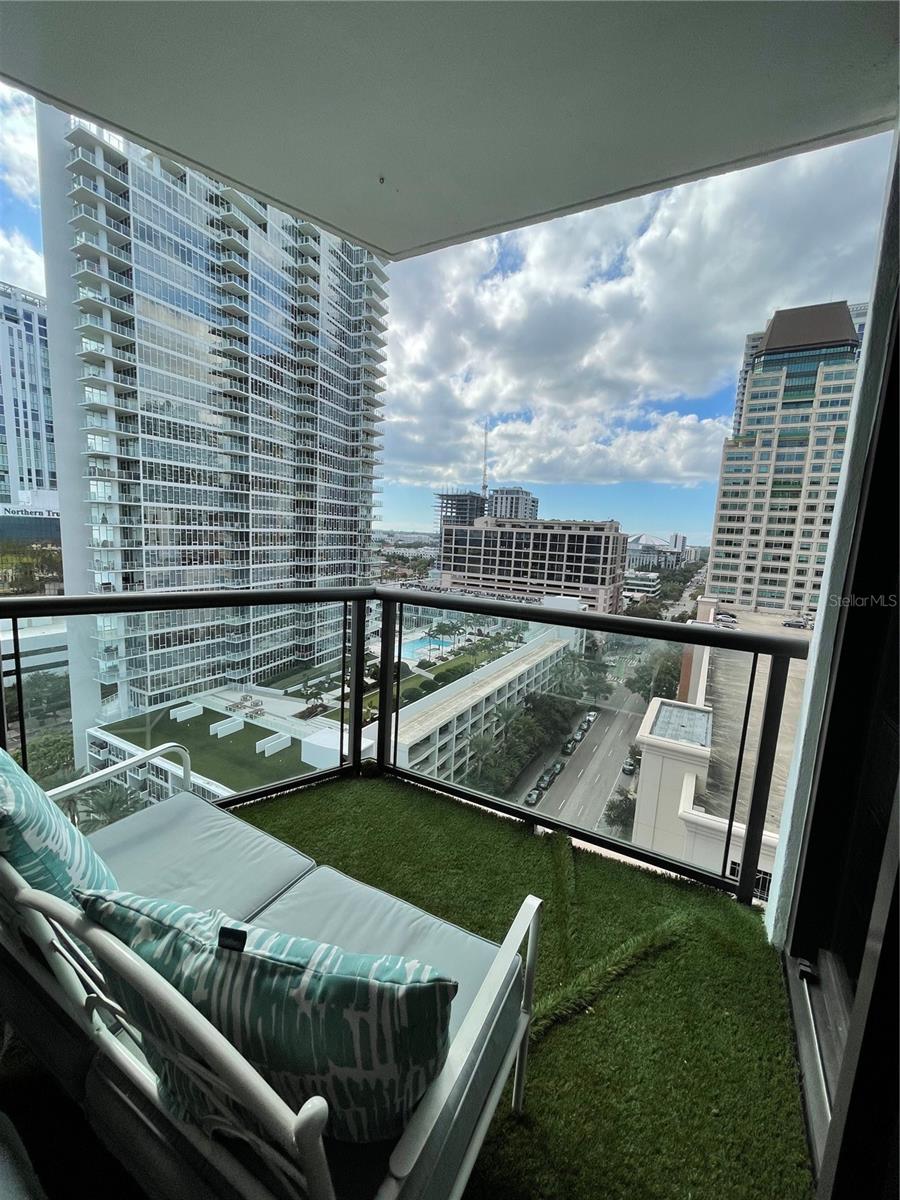 Image 17 of 58 For 1 Beach Drive Se 1508