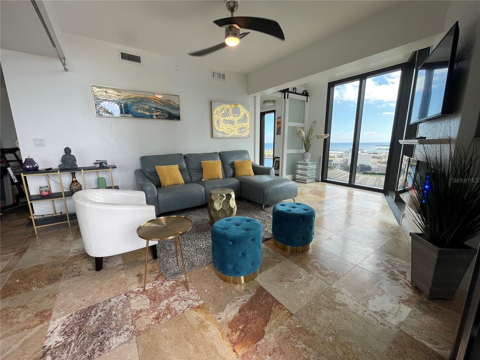 Image 18 of 58 For 1 Beach Drive Se 1508