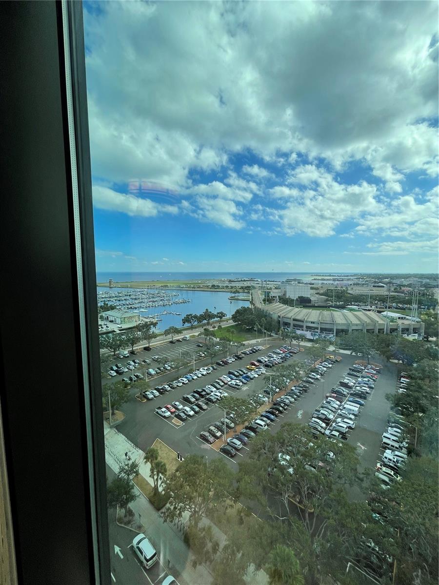 Image 22 of 58 For 1 Beach Drive Se 1508