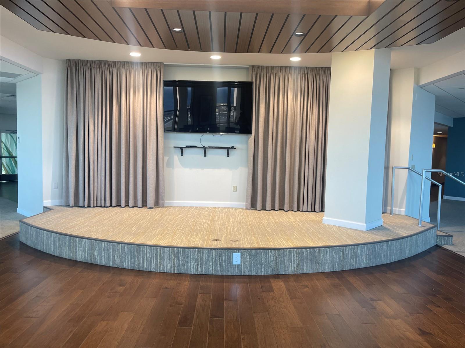 Image 33 of 58 For 1 Beach Drive Se 1508