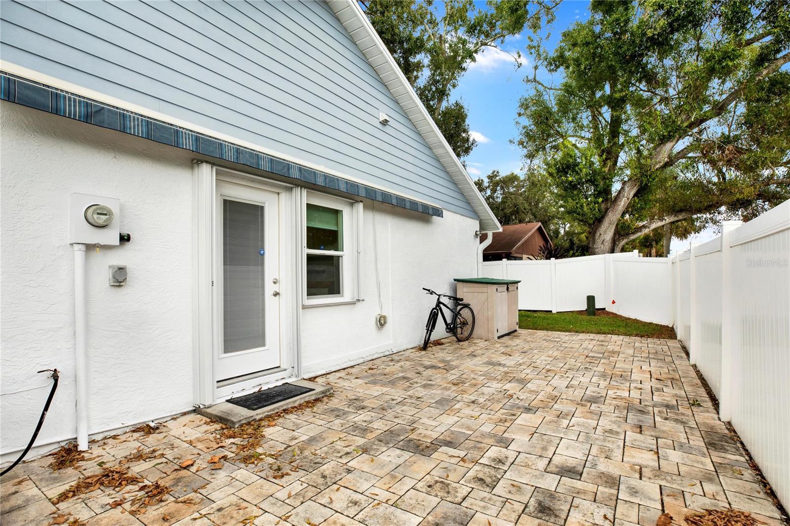 Image 17 of 28 For 2004 Sheffield Court