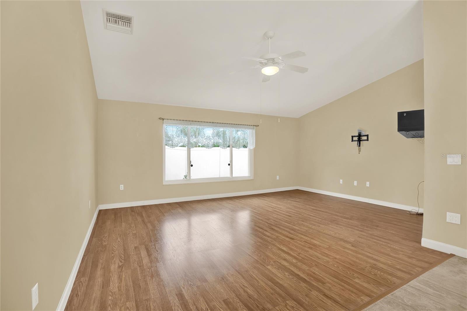 Image 6 of 28 For 2004 Sheffield Court