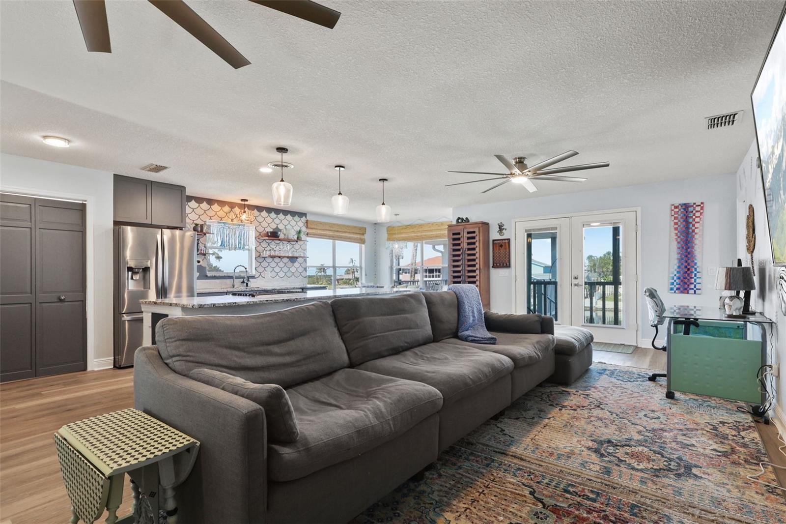 Listing photo id 9 for 4137 Des Prez Court