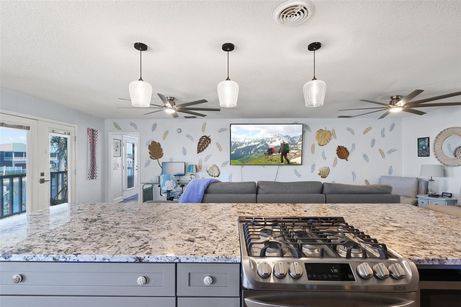 Listing photo id 11 for 4137 Des Prez Court