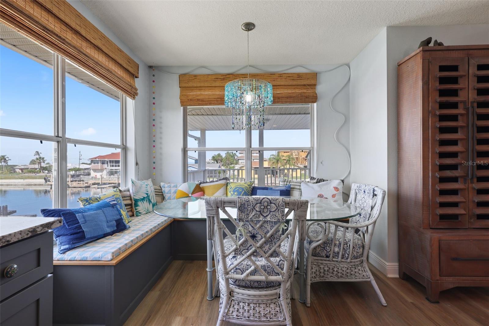 Listing photo id 17 for 4137 Des Prez Court