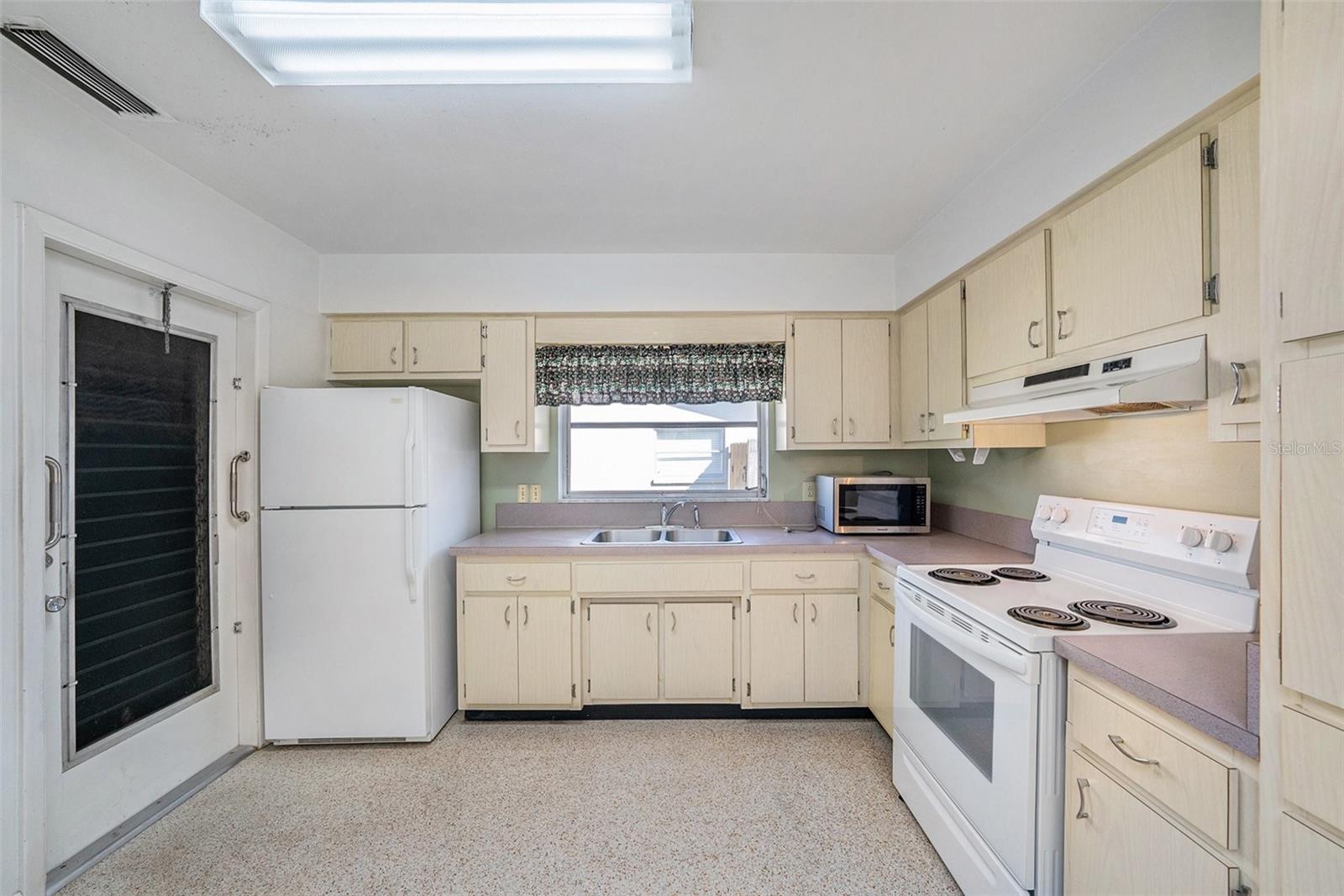 Image 15 of 32 For 1585 Peaceful Lane N