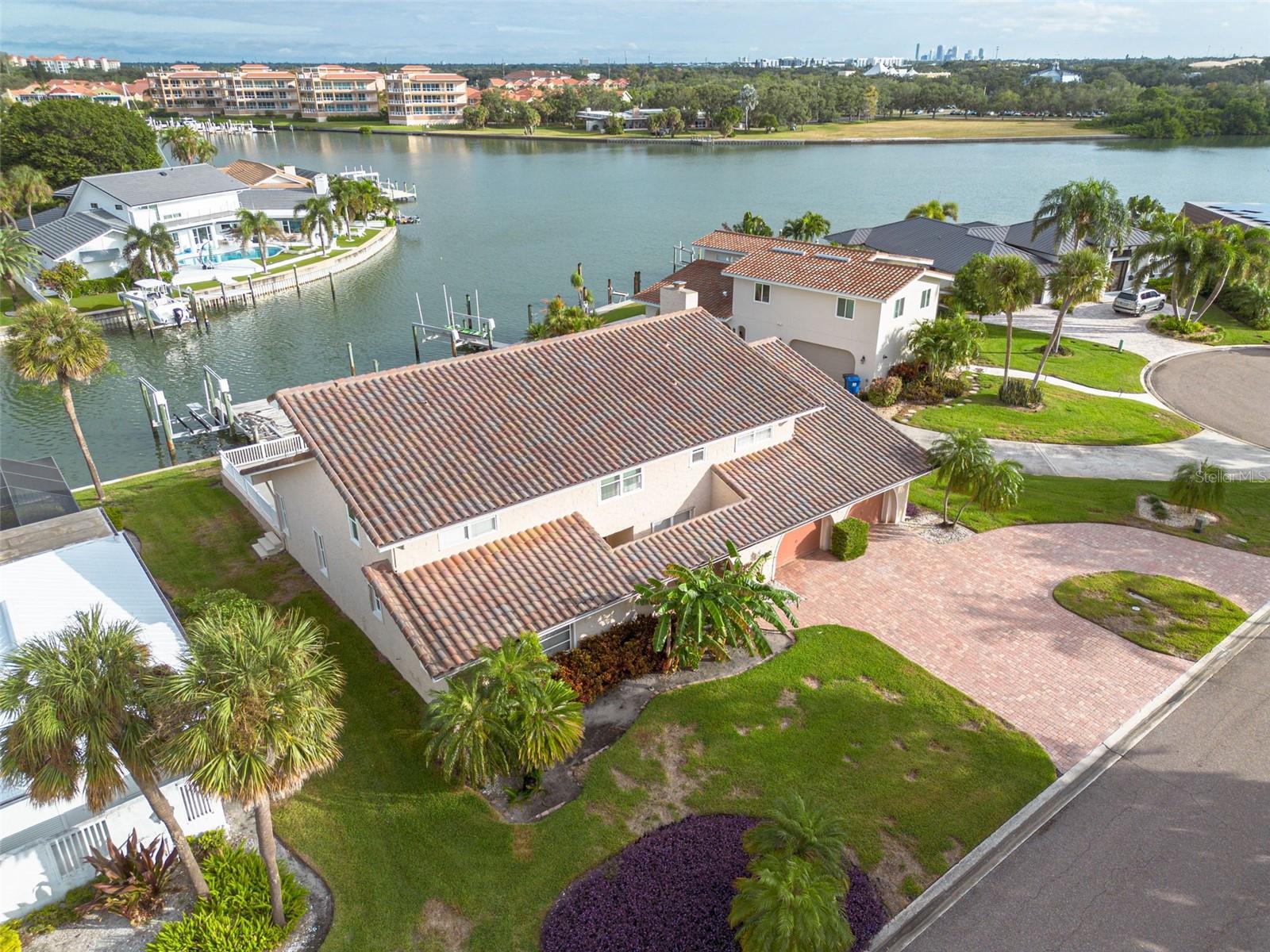 Listing photo id 3 for 4927 62nd Avenue S