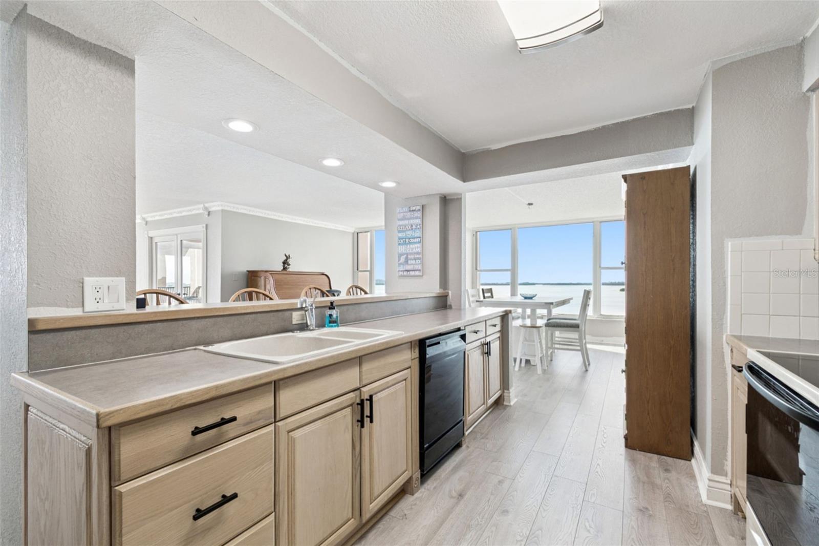 Image 14 of 66 For 634 Edgewater Drive 844