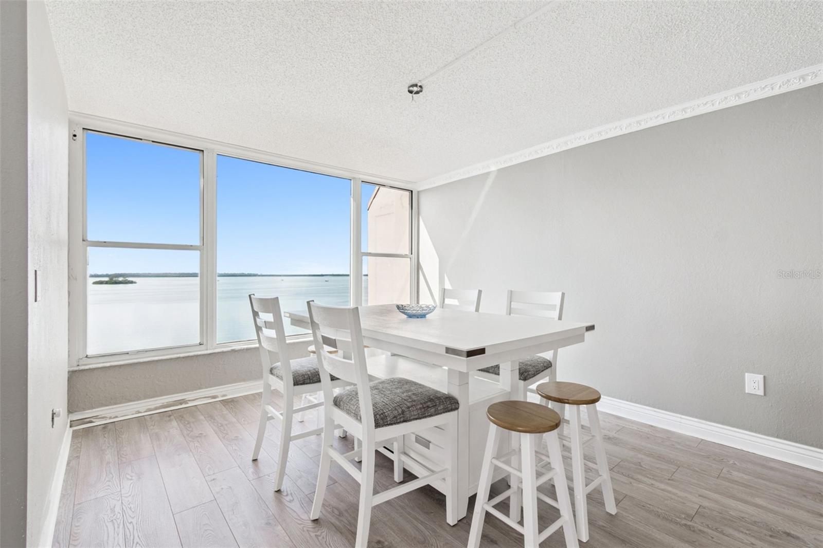 Image 6 of 66 For 634 Edgewater Drive 844