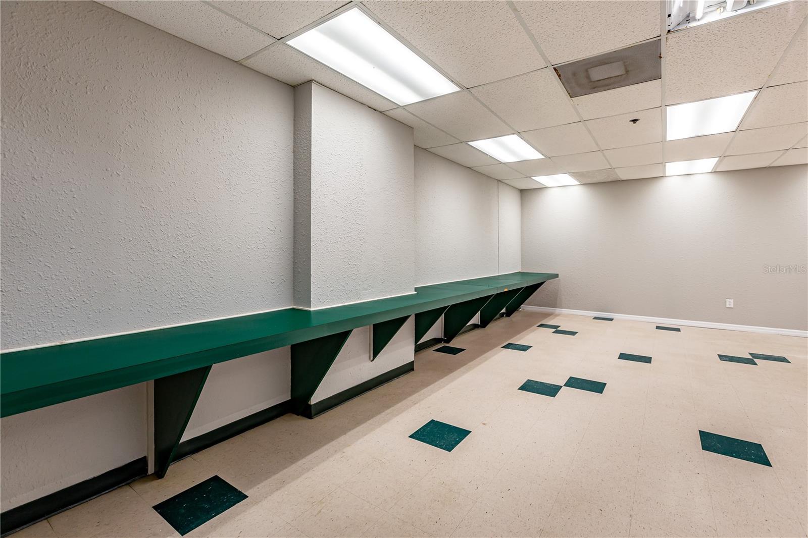 Image 20 of 39 For 4501 Columbus Drive 3