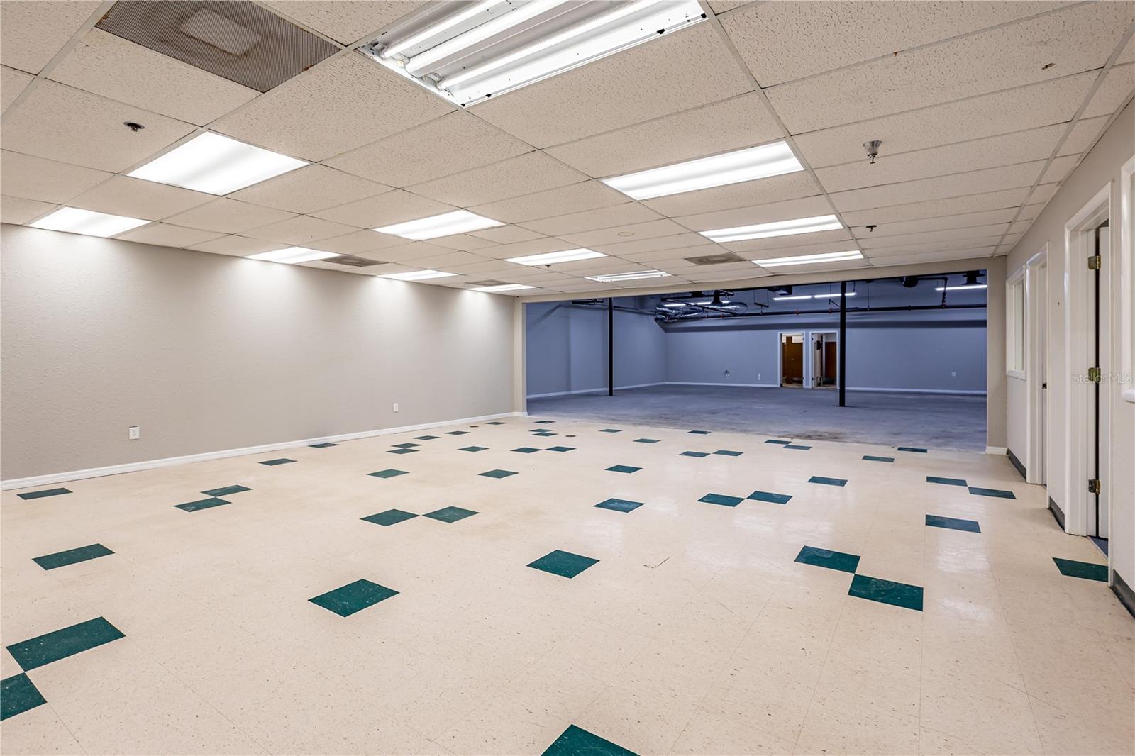 Image 21 of 39 For 4501 Columbus Drive 3