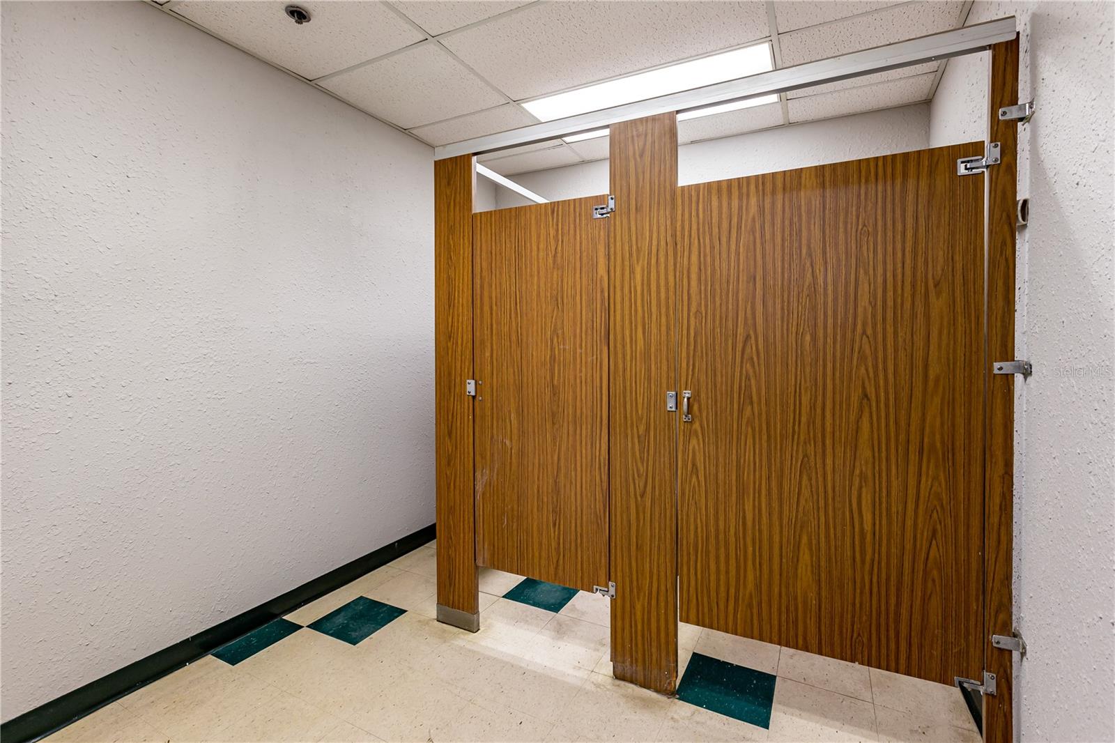 Image 26 of 39 For 4501 Columbus Drive 3