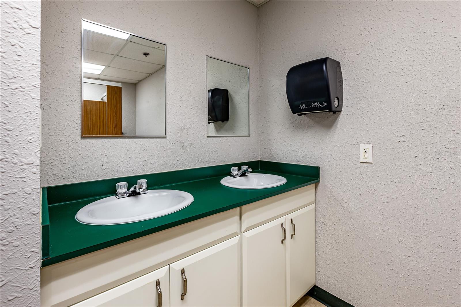 Image 27 of 39 For 4501 Columbus Drive 3