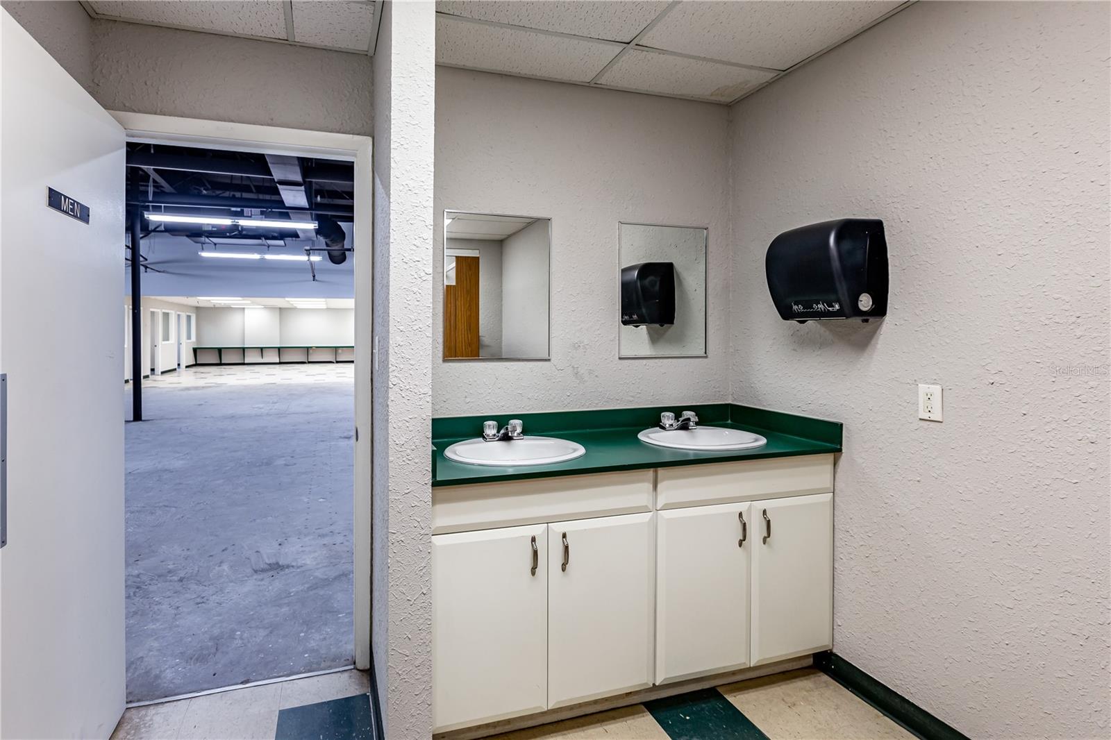 Image 28 of 39 For 4501 Columbus Drive 3