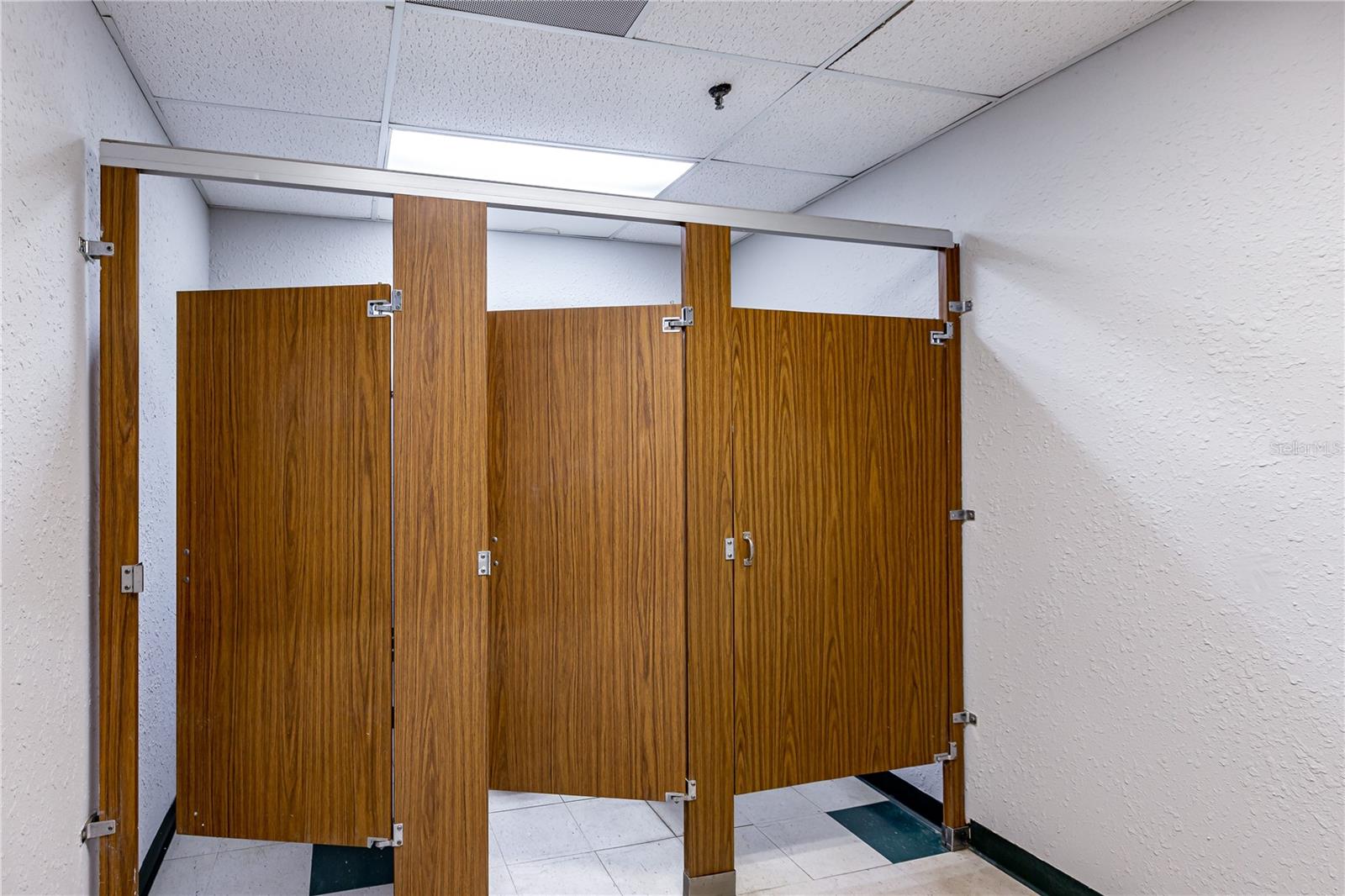 Image 29 of 39 For 4501 Columbus Drive 3