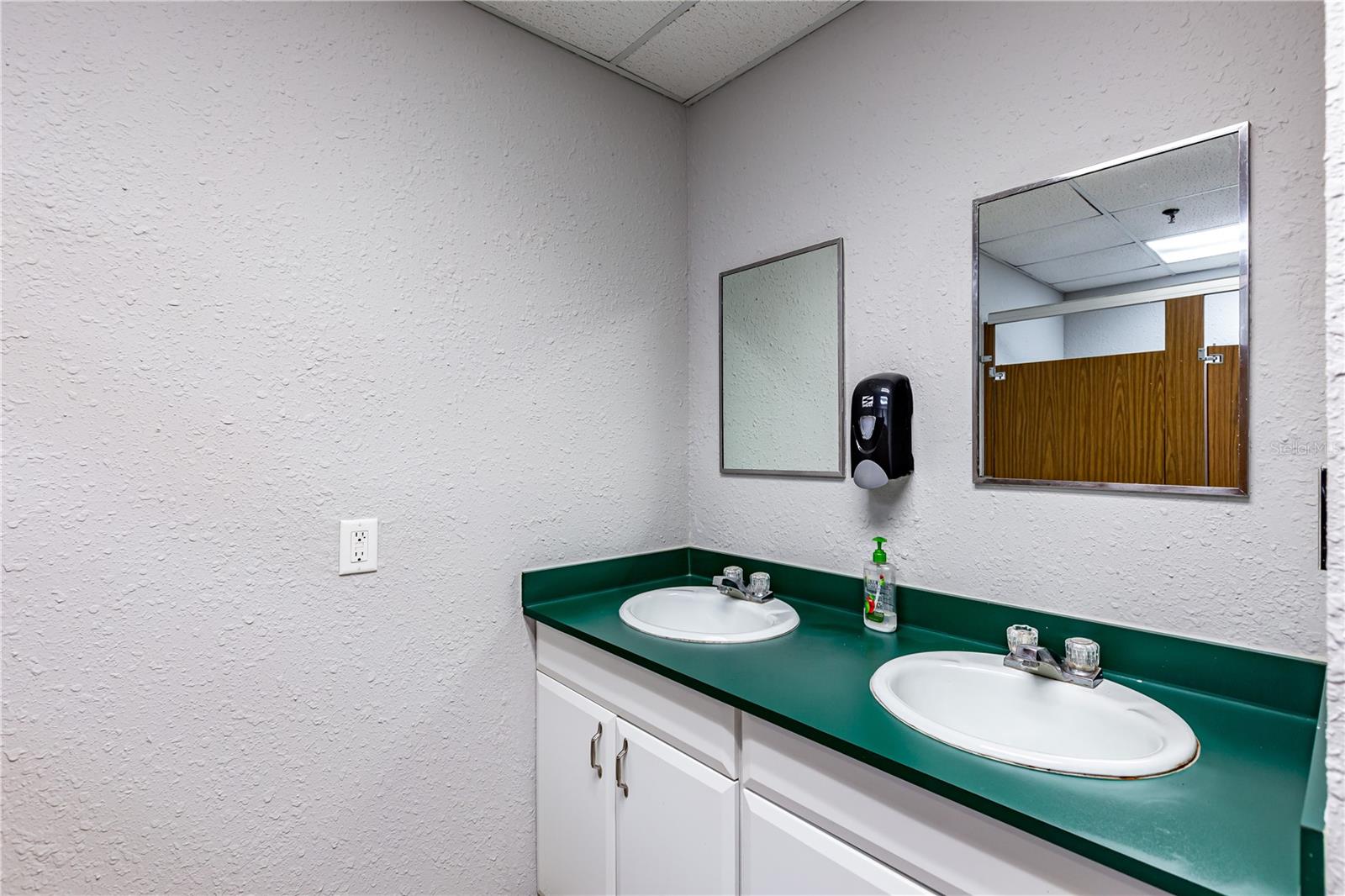 Image 30 of 39 For 4501 Columbus Drive 3