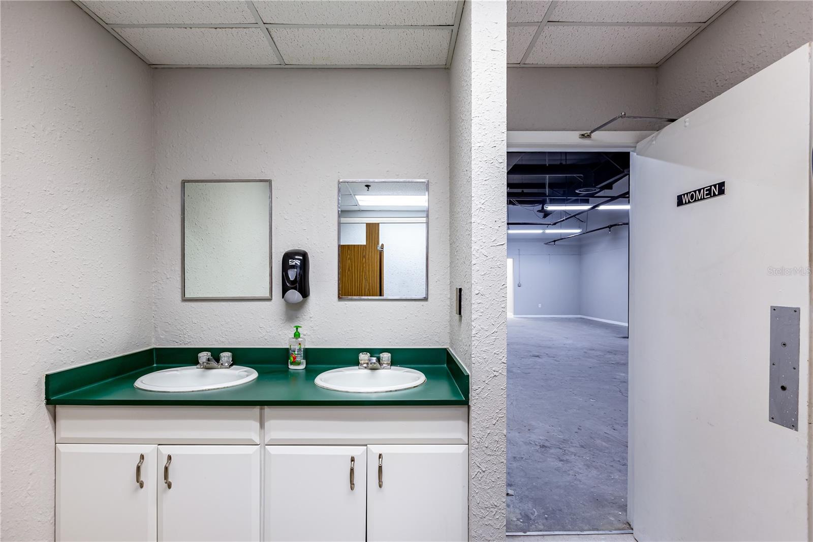 Image 31 of 39 For 4501 Columbus Drive 3