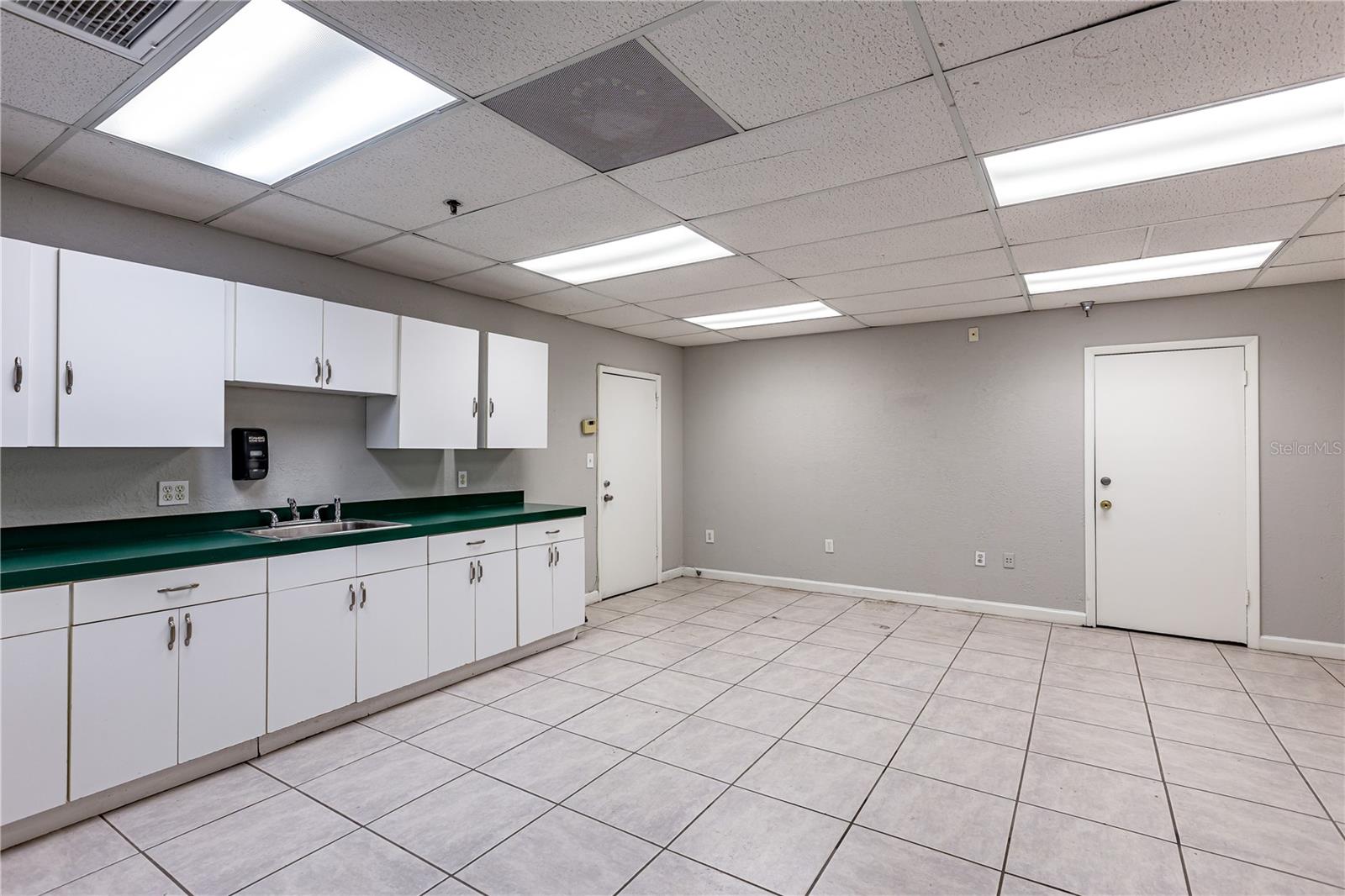 Image 32 of 39 For 4501 Columbus Drive 3