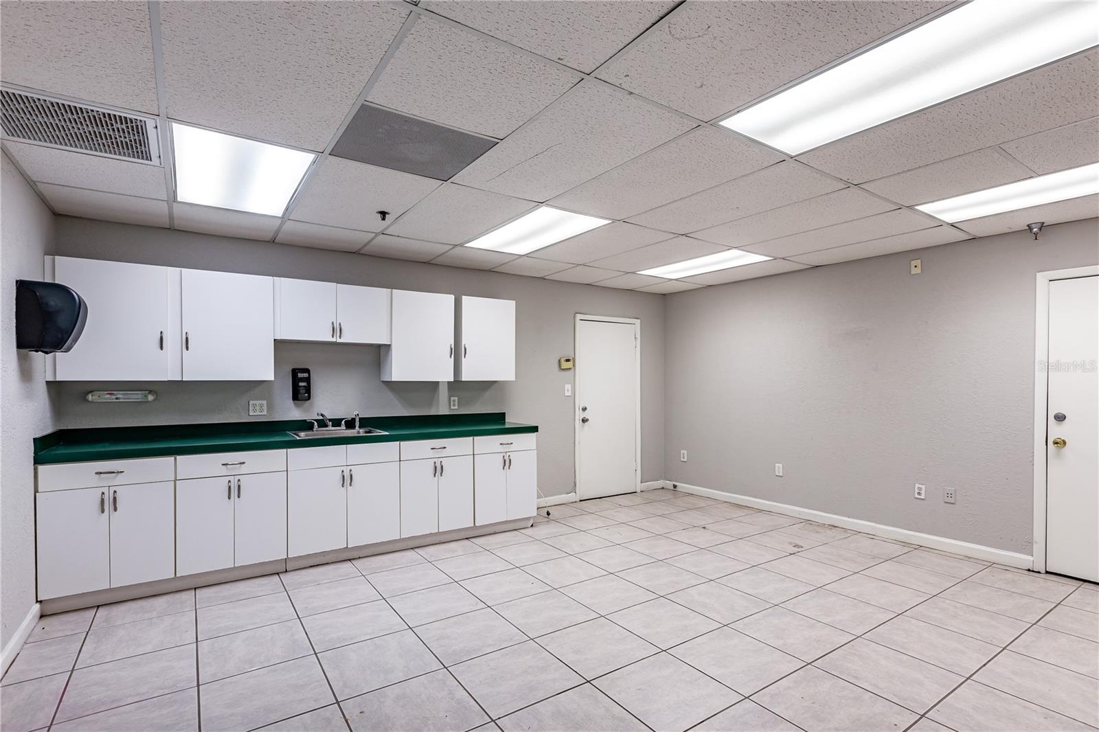 Image 33 of 39 For 4501 Columbus Drive 3