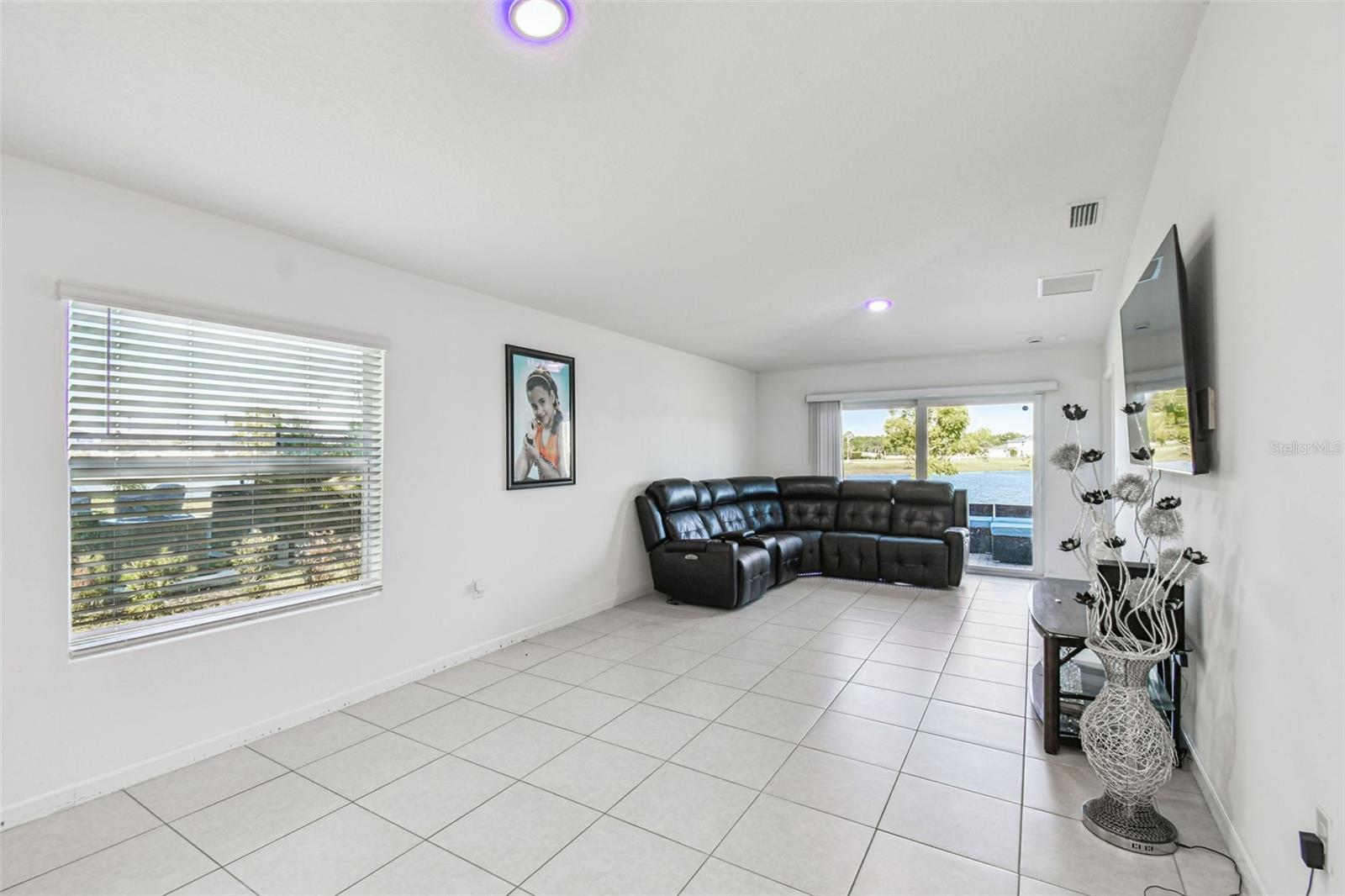 Image 17 of 65 For 702 Papillon Street Sw