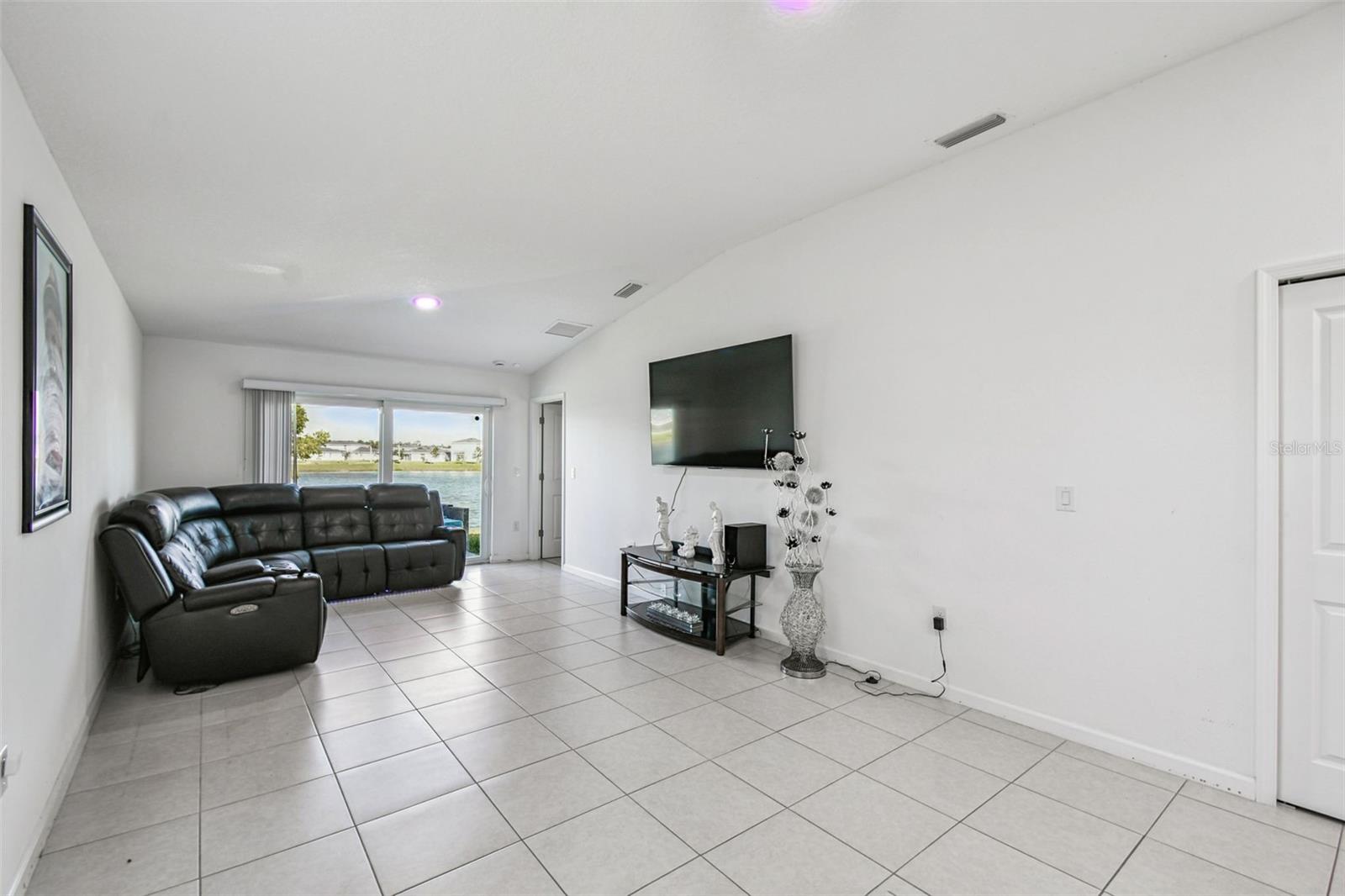 Image 18 of 65 For 702 Papillon Street Sw