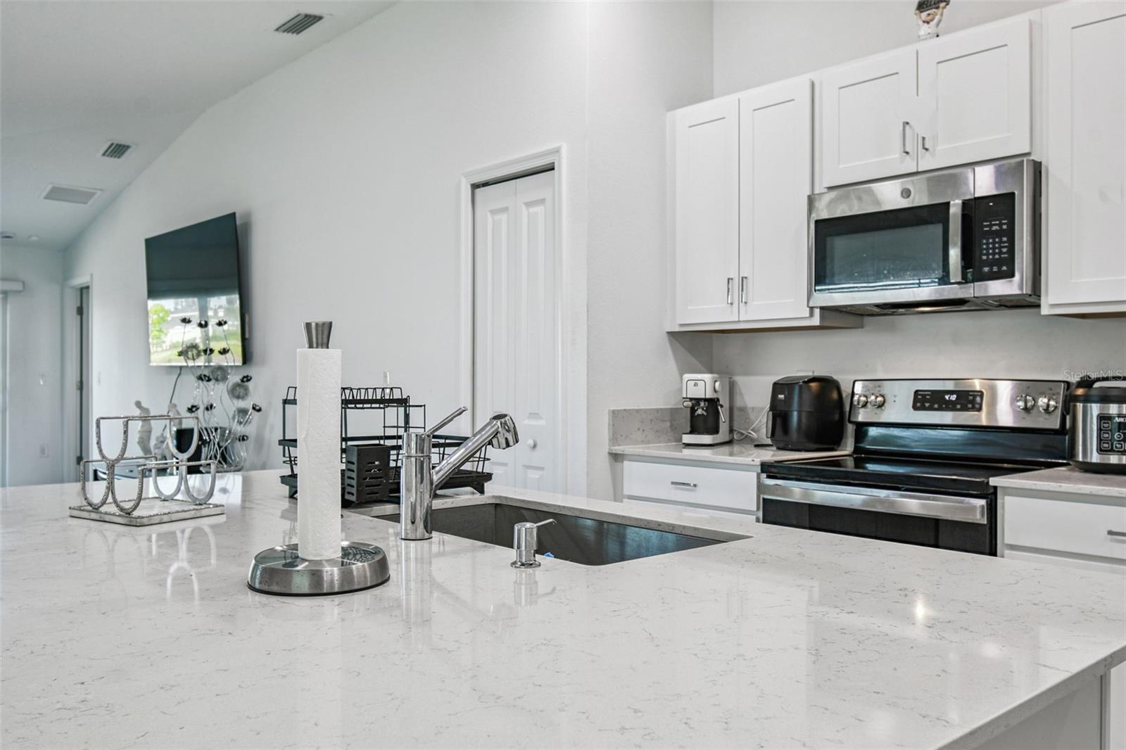 Image 21 of 65 For 702 Papillon Street Sw