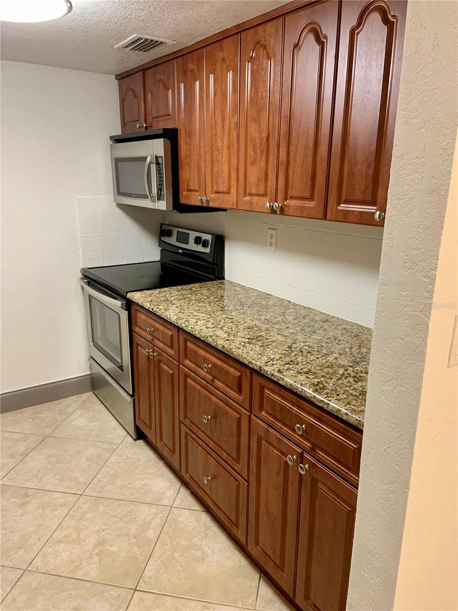 Image 7 of 14 For 5221 Bayshore Boulevard 21