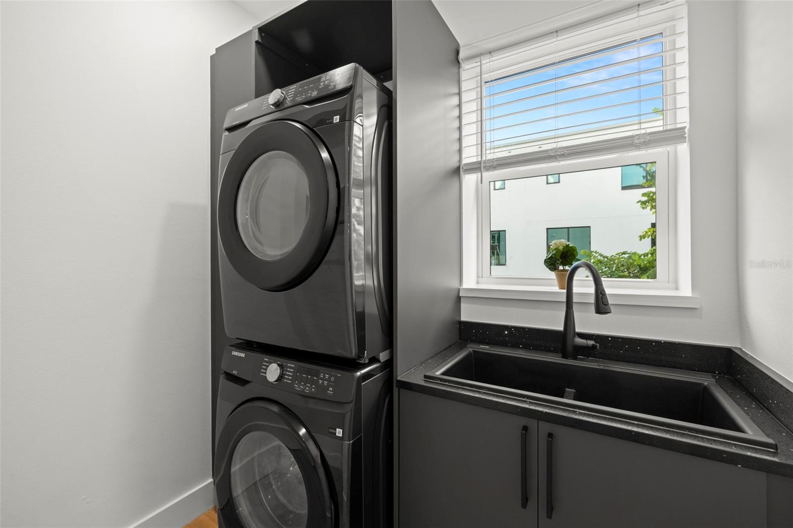 Image 17 of 34 For 212 Euclid Avenue B