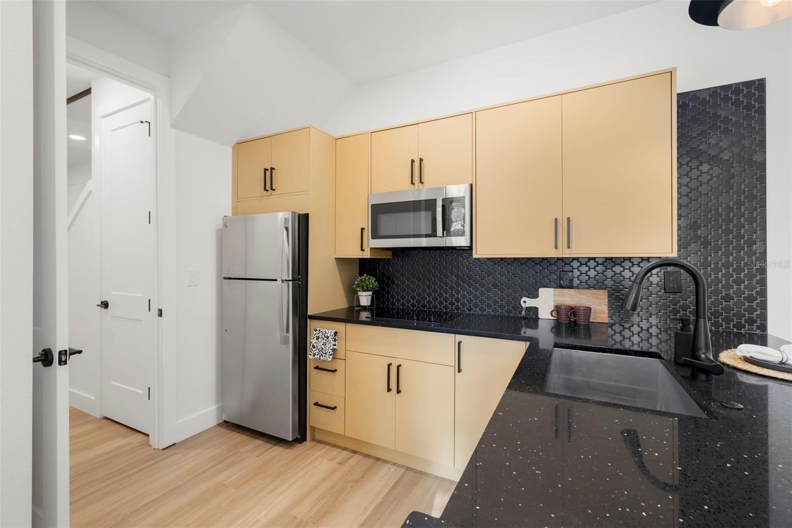 Image 5 of 34 For 212 Euclid Avenue B