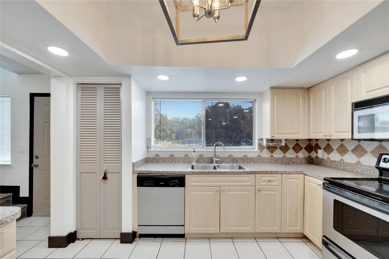 Image 9 of 75 For 6301 Newtown Circle 1a4