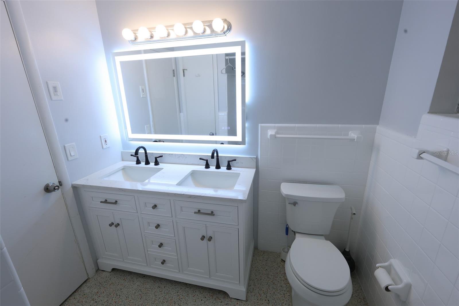 Image 10 of 21 For 1040 Charles Street