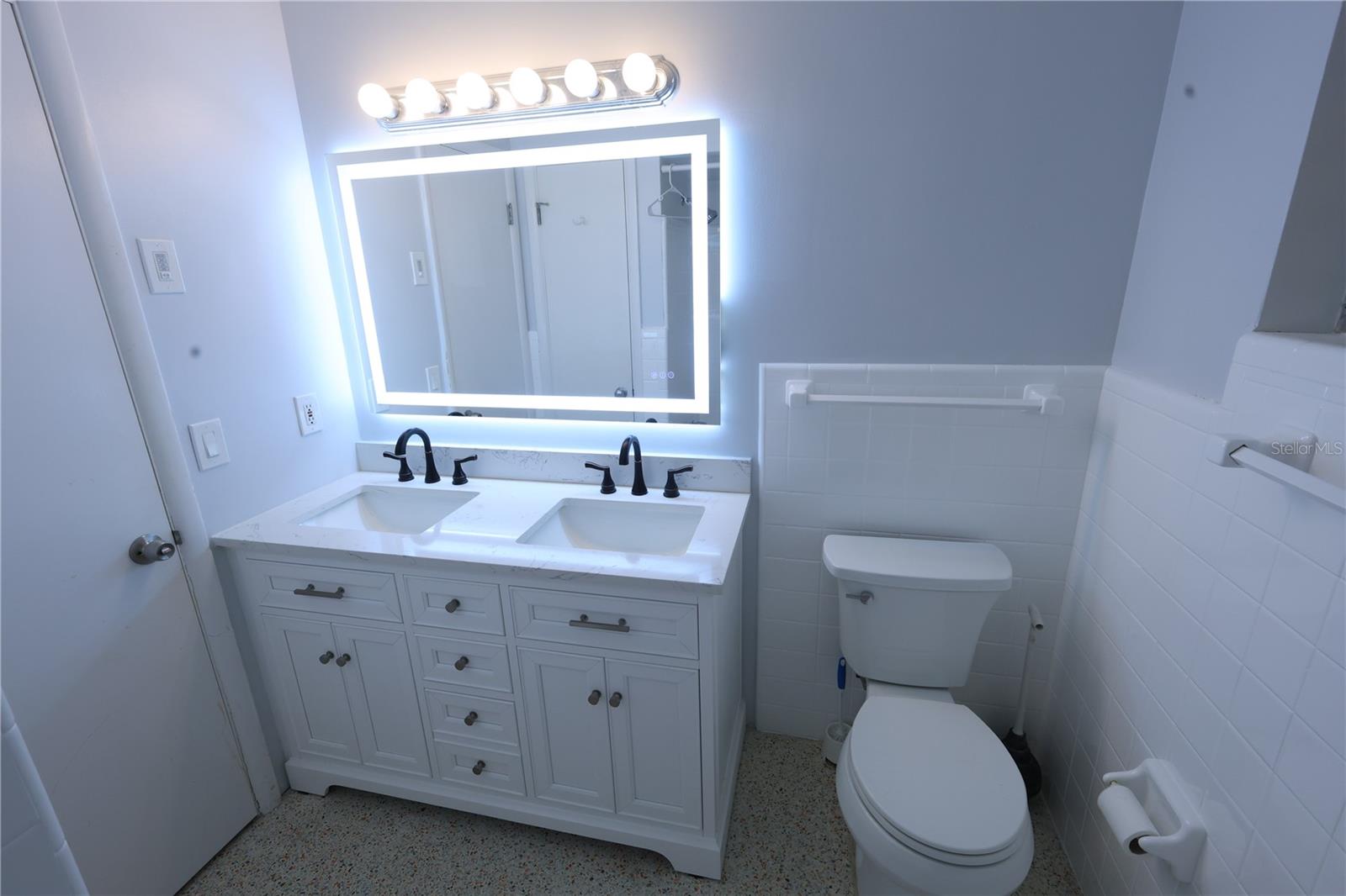 Image 11 of 21 For 1040 Charles Street