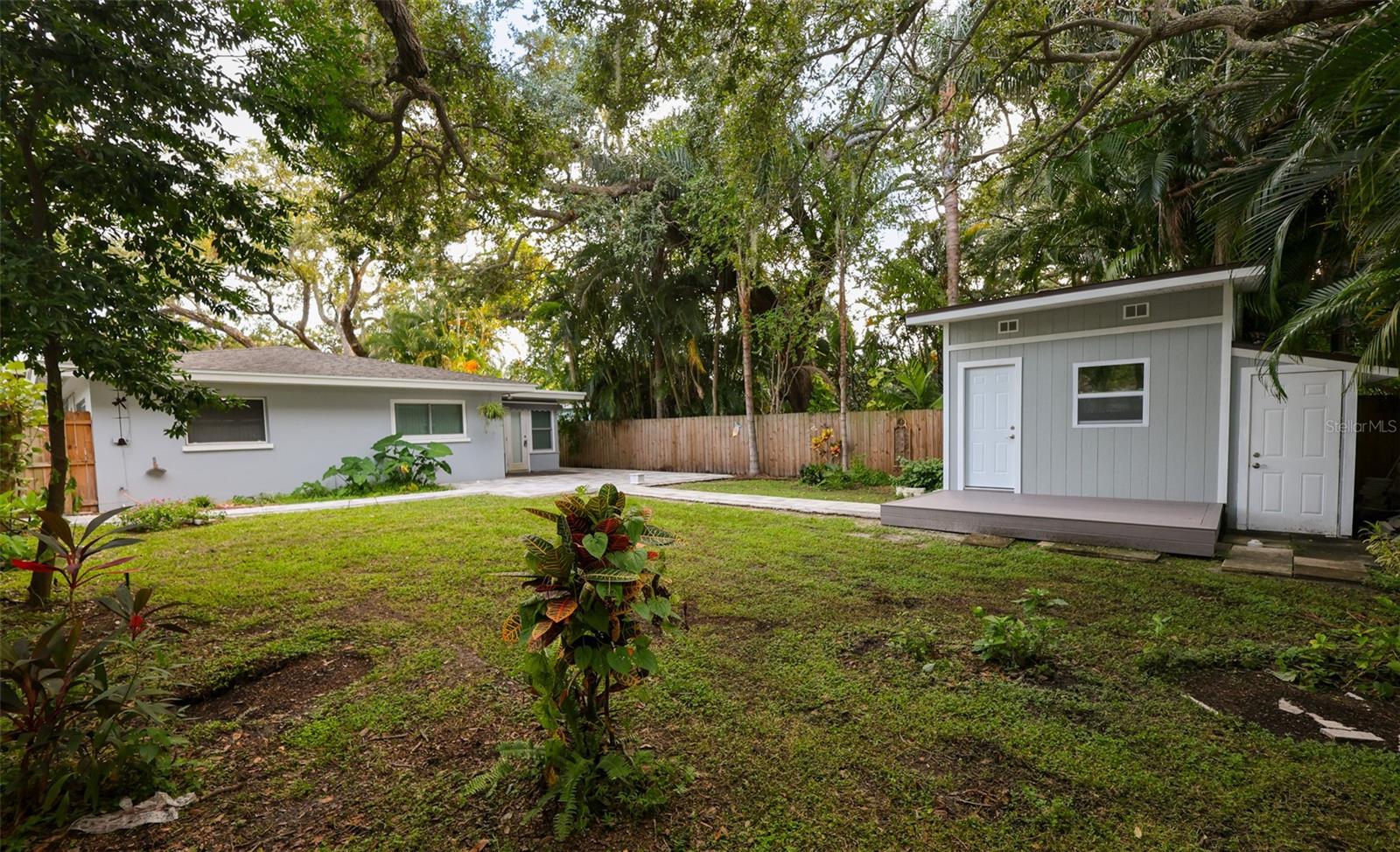 Image 20 of 21 For 1040 Charles Street