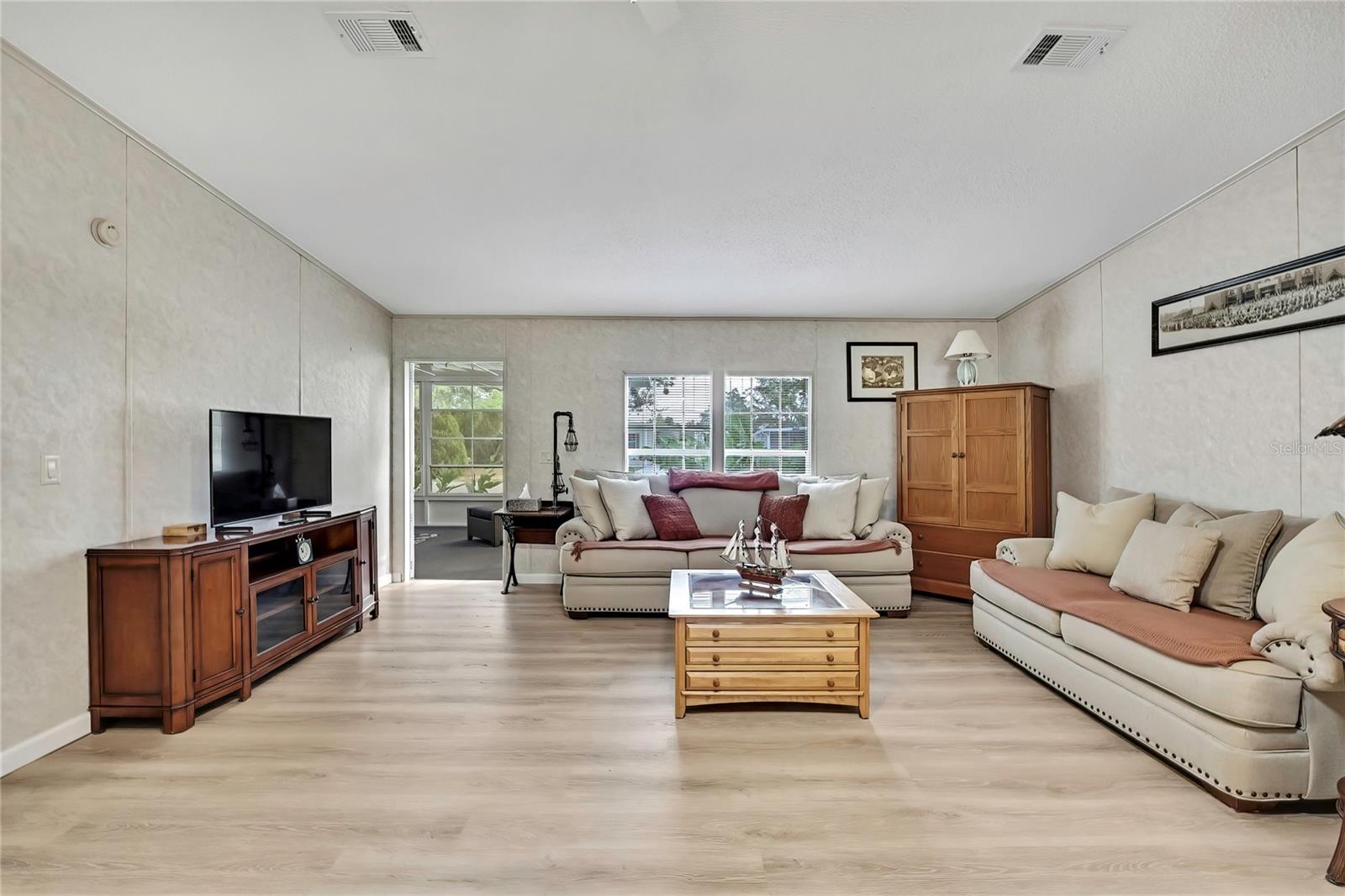 Image 3 of 44 For 12160 Sara  