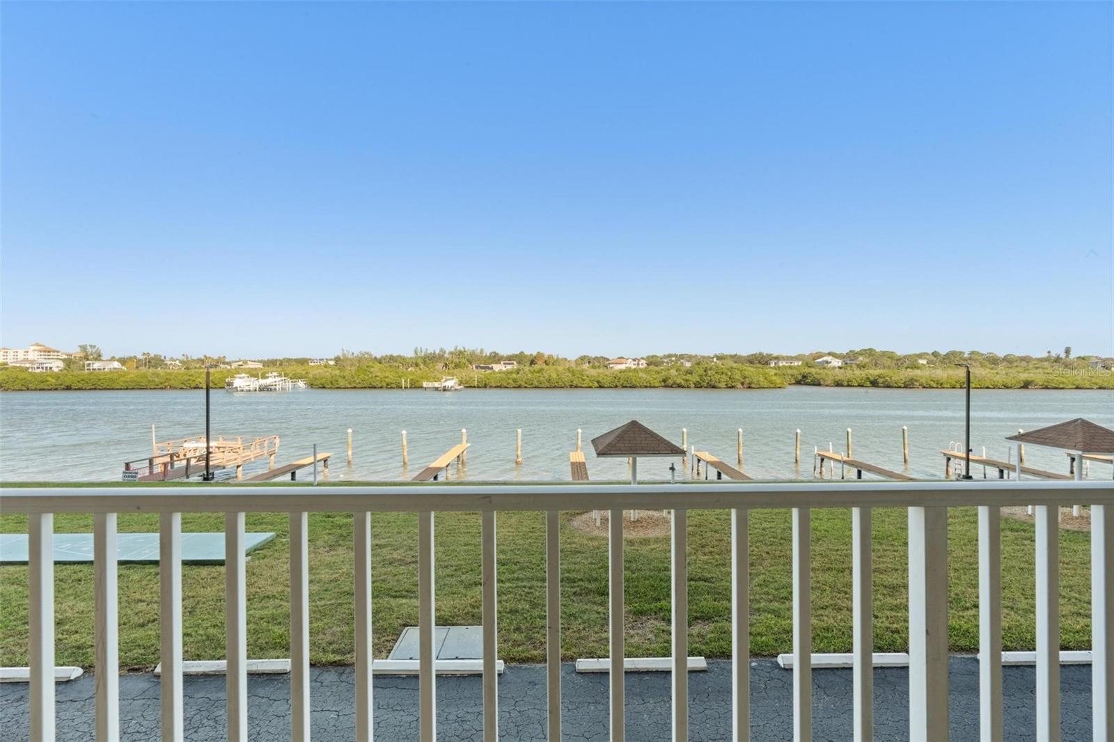 Image 18 of 26 For 19451 Gulf Boulevard 211