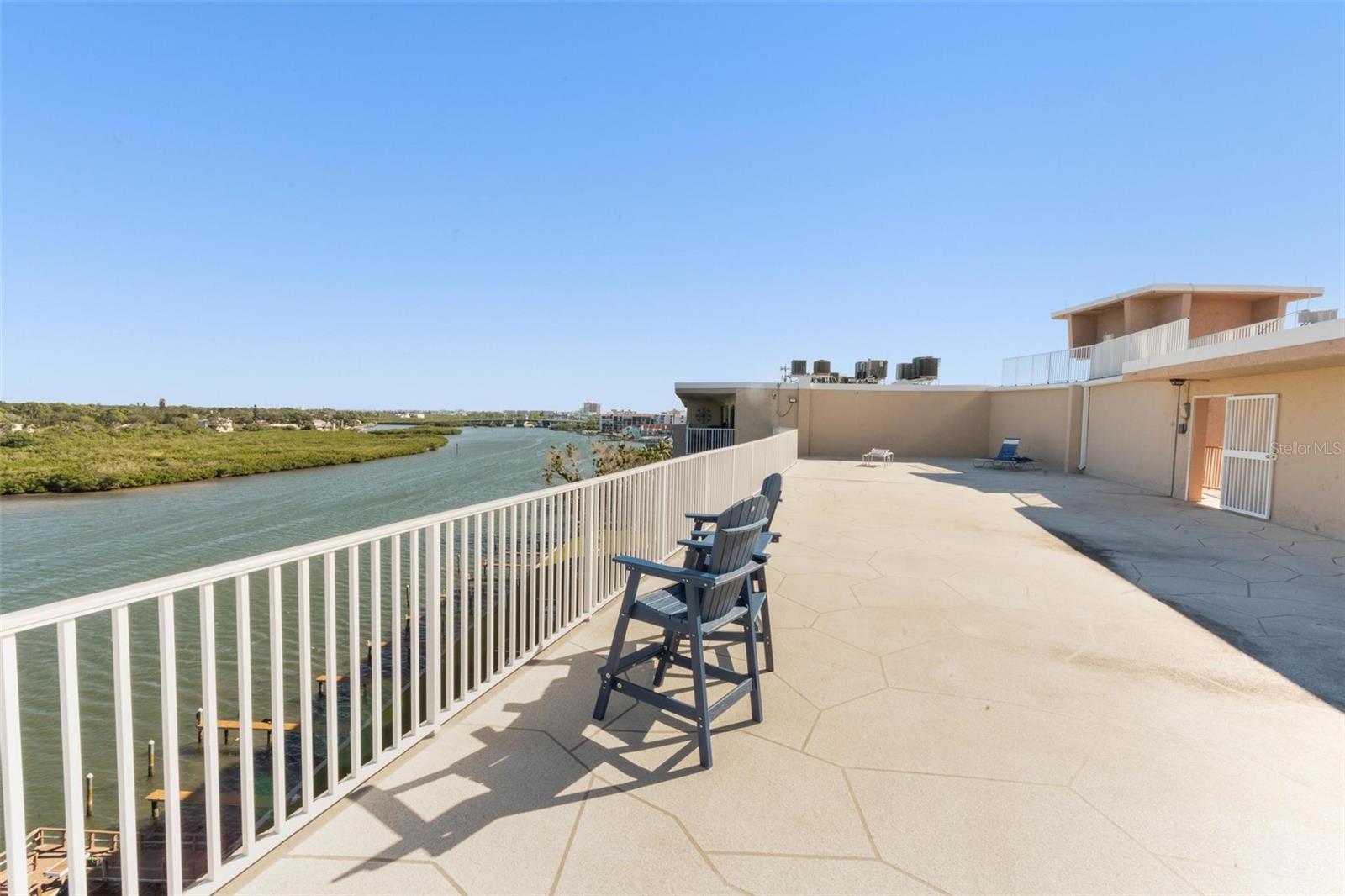 Image 21 of 26 For 19451 Gulf Boulevard 211