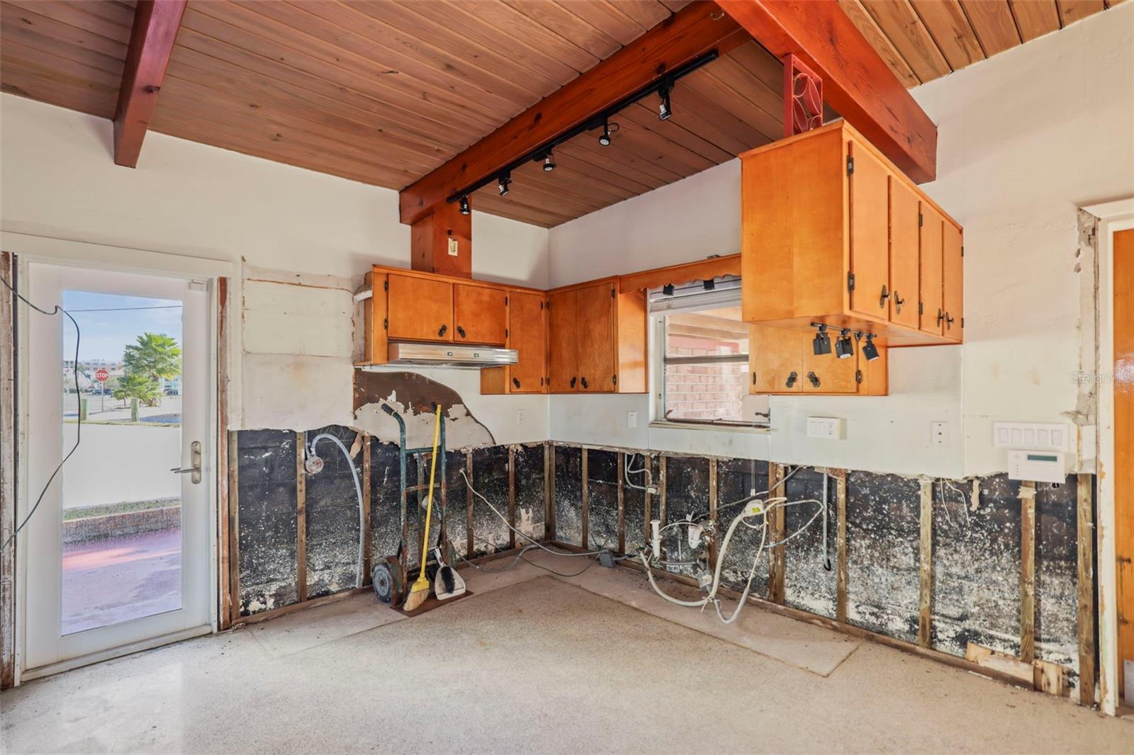 Image 17 of 28 For 11921 Lagoon Lane