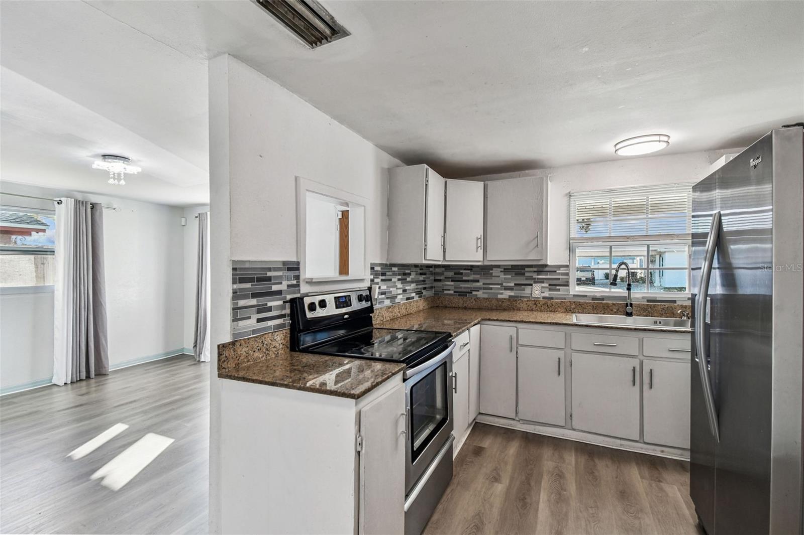 Image 15 of 38 For 6207 Manhattan Avenue