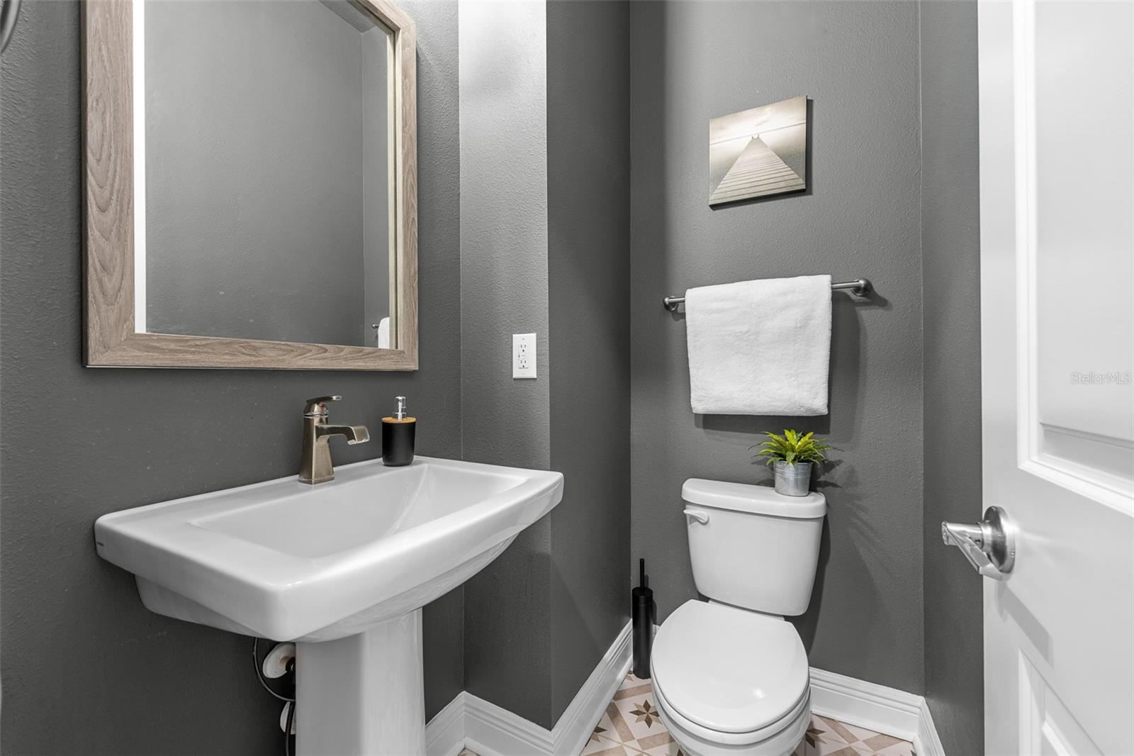 Image 17 of 37 For 2602 Cleveland Street 3